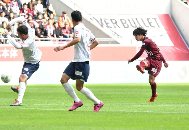 神戸ー名古屋　前半、神戸の中坂が２点目のゴールを決める＝ノエビアスタジアム神戸（撮影・笠原次郎）