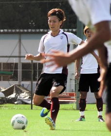 桃山学院大との練習試合でボランチに入った神戸の前田