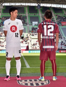 背面にラインが入った新ユニフォームを披露する小川慶治朗（右）と小林成豪（撮影・笠原次郎）