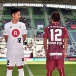 背面にラインが入った新ユニフォームを披露する小川慶治朗（右）と小林成豪（撮影・笠原次郎）