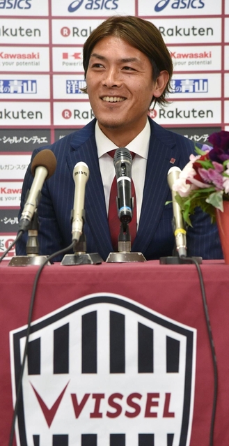 引退会見で晴れやかな笑顔を見せる神戸の相馬＝ノエビアスタジアム神戸（撮影・笠原次郎）
