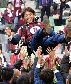 神戸イレブンから胴上げされる相馬崇人（撮影・笠原次郎）