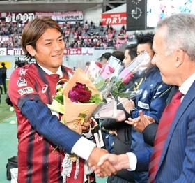 ネルシーニョ監督（右）と握手を交わす相馬崇人＝ノエビアスタジアム神戸（撮影・笠原次郎）