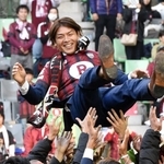 神戸イレブンから胴上げされる相馬崇人（撮影・笠原次郎）