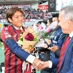 ネルシーニョ監督（右）と握手を交わす相馬崇人＝ノエビアスタジアム神戸（撮影・笠原次郎）