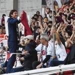 サポーターに笑顔で別れを告げる相馬＝ノエビアスタジアム神戸（撮影・笠原次郎）