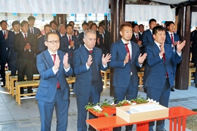 新シーズンの躍進を祈願する（左から）三木谷研一副会長、ネルシーニョ監督、渡辺千真選手、安本卓史常務取締役＝２１日午前、神戸市兵庫区、和田神社（撮影・大山伸一郎）