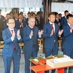 新シーズンの躍進を祈願する（左から）三木谷研一副会長、ネルシーニョ監督、渡辺千真選手、安本卓史常務取締役＝２１日午前、神戸市兵庫区、和田神社（撮影・大山伸一郎）