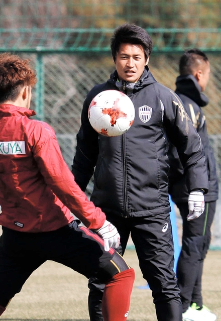 吉田孝行ヘッドコーチ。被災者らを勇気づけるプレーを選手に期待する＝神戸市西区、いぶきの森球技場