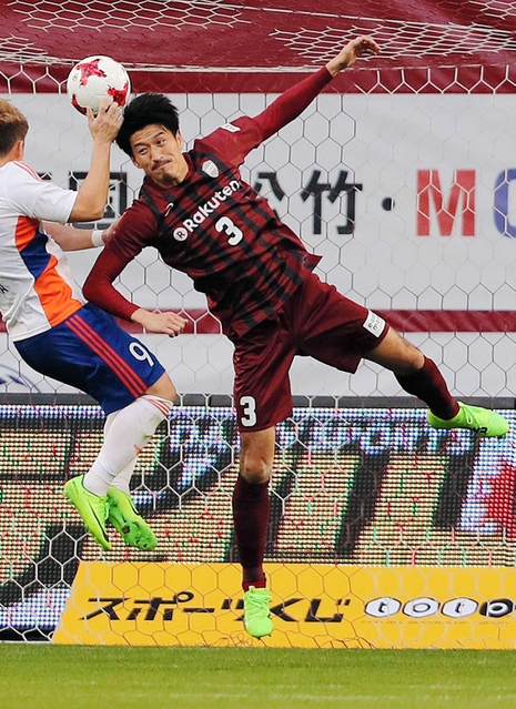 古巣・仙台との一戦に挑む渡部博文選手。プレーを通じて勇気を届ける＝３月４日、ノエビアスタジアム神戸