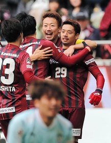 神戸－磐田　後半、先制点を決めチームメートと喜ぶ神戸の大森晃太郎（右）＝ノエビアスタジアム神戸（撮影・斎藤雅志）