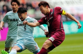 神戸－磐田　前半、ゴールを狙う神戸の渡辺（右）＝撮影・斎藤雅志