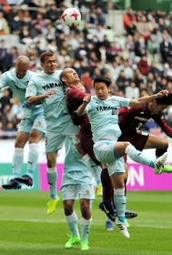 神戸－磐田　前半、ゴール前で磐田の守備陣と競り合う神戸のニウトン（中央）＝撮影・斎藤雅志