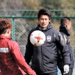 吉田孝行ヘッドコーチ。被災者らを勇気づけるプレーを選手に期待する＝神戸市西区、いぶきの森球技場