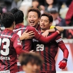 神戸－磐田　後半、先制点を決めチームメートと喜ぶ神戸の大森晃太郎（右）＝ノエビアスタジアム神戸（撮影・斎藤雅志）