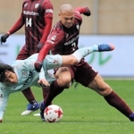 神戸－磐田　前半、体を激しくぶつけ合ってボールを奪い合う神戸のニウトン（右）と磐田の中村俊輔＝ノエビアスタジアム神戸（撮影・斎藤雅志）