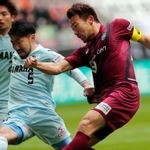 神戸－磐田　前半、ゴールを狙う神戸の渡辺（右）＝撮影・斎藤雅志