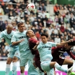 神戸－磐田　前半、ゴール前で磐田の守備陣と競り合う神戸のニウトン（中央）＝撮影・斎藤雅志