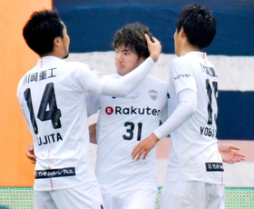 大宮－神戸　前半、先制ゴールを決め祝福される神戸・中坂（中央）