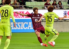 神戸-広島　前半１分、神戸の田中順（中央）が先制ゴールを決める（撮影・中西大二）