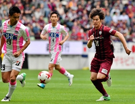 神戸－鳥栖　前半、ゴール前で突破を図る神戸の中坂（３１）＝撮影・後藤亮平