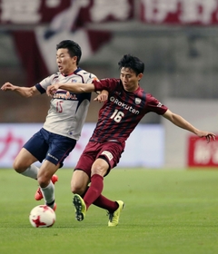 神戸－ＦＣ東京　前半、激しくボールを奪い合う神戸のＭＦ高橋秀人（１６）＝２０日、ノエビアスタジアム神戸（撮影・小林良多）