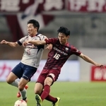 神戸－ＦＣ東京　前半、激しくボールを奪い合う神戸のＭＦ高橋秀人（１６）＝２０日、ノエビアスタジアム神戸（撮影・小林良多）