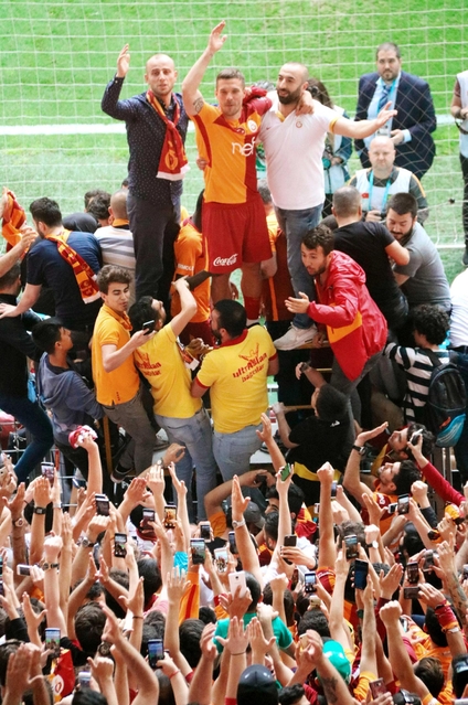 試合後、観客席で大勢のファンに囲まれるガラタサライのポドルスキ（上中央）＝３日、トルコ・イスタンブール（共同）