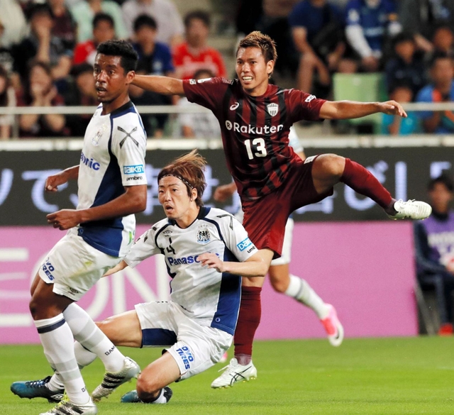 神戸-Ｇ大阪　前半、シュートを放つ神戸のＭＦ小川慶治朗（右）＝ノエビアスタジアム（撮影・大山伸一郎）