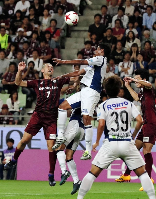 神戸-Ｇ大阪　後半、神戸のＭＦニウトン（左）はゴール前に上がったクロスボールを懸命に追う＝ノエビアスタジアム神戸（撮影・大山伸一郎）