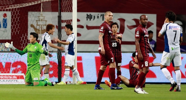 神戸-Ｇ大阪　後半、先制ゴールを奪われ肩を落とす神戸イレブン＝ノエビアスタジアム神戸（撮影・大山伸一郎）