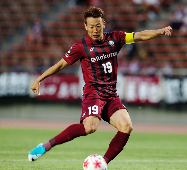 神戸-富山　前半、先制のゴールを決める神戸の渡辺＝ユニバー記念競技場（撮影・斎藤雅志）