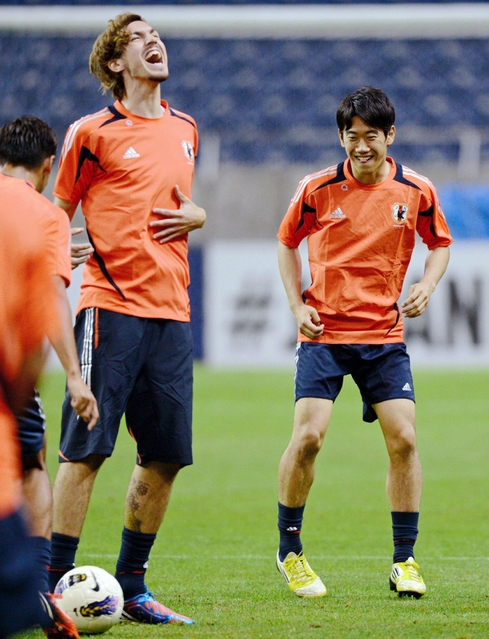 サッカー日本代表の練習で香川真司（右）と共に笑顔を見せるハーフナー・マイク＝２０１２年１月、埼玉スタジアム