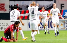 札幌－神戸　後半、決勝ゴールを決め、喜ぶ神戸・ニウトン（右端）。左手前は札幌・都倉