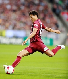 神戸-Ｇ大阪　前半、シュートを放つ神戸のＦＷ田中順也＝ノエビアスタジアム神戸（撮影・大山伸一郎）