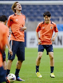 サッカー日本代表の練習で香川真司（右）と共に笑顔を見せるハーフナー・マイク＝２０１２年１月、埼玉スタジアム