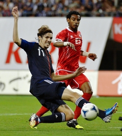 日本代表でプレーするハーフナー・マイク（左）