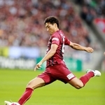 神戸-Ｇ大阪　前半、シュートを放つ神戸のＦＷ田中順也＝ノエビアスタジアム神戸（撮影・大山伸一郎）