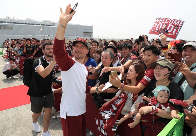 神戸空港で開かれたイベントでサポーターと交流するルーカス・ポドルスキ選手＝６日午前、神戸市中央区（撮影・小林良多）
