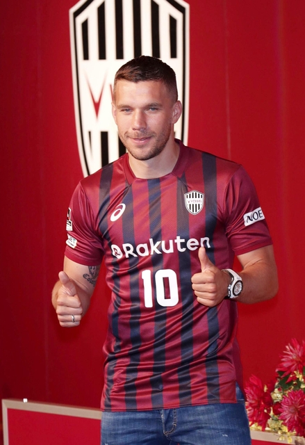 Ｊ１神戸への入団会見でユニホーム姿を披露したＦＷポドルスキ。得点力に期待が集まる＝６日午後、神戸市中央区、神戸ポートピアホテル（撮影・小林良多）