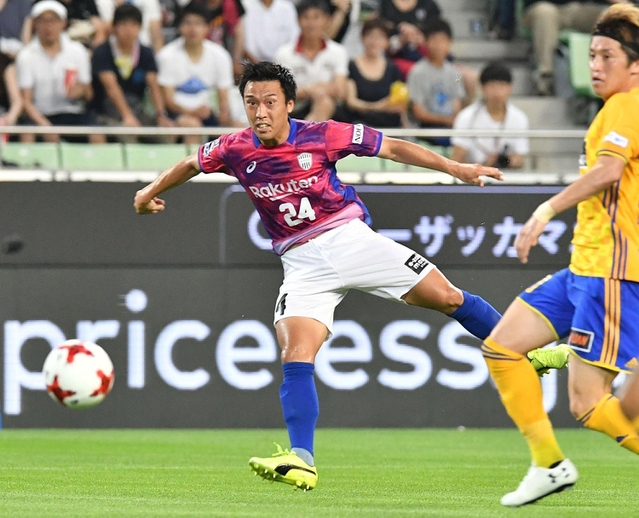 神戸－仙台　相手ゴール前でシュートを放つ神戸の三原（２４）＝神戸市兵庫区御崎町１、ノエビアスタジアム神戸（撮影・風斗雅博）