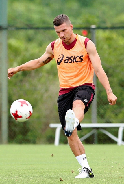 ファンサービスにも熱心なルーカス・ポドルスキ選手。世界を驚かせてきた左足シュートで神戸を上位に導けるか＝神戸市西区、いぶきの森球技場（撮影・吉田敦史）