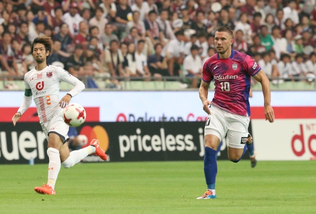 神戸-大宮　前半、ボールを追う神戸のポドルスキ（右）＝ノエビアスタジアム神戸（撮影・大森　武）