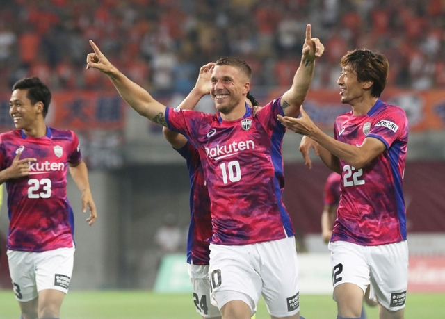 神戸-大宮　後半４分、Ｊリーグ初ゴールを決め、サポーターの声援に応えるポドルスキ（中央）＝ノエビアスタジアム神戸（撮影・大森　武）