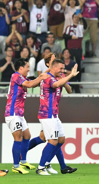 神戸-大宮　後半４分、Ｊリーグ初ゴールを決め、イレブンやサポーターらと喜び合う神戸のポドルスキ（中央）＝ノエビアスタジアム神戸（撮影・風斗雅博）