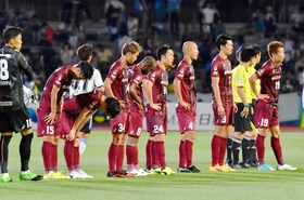 川崎に敗れ肩を落とす神戸イレブン