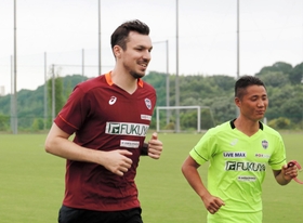 ランニングで汗を流すハーフナー（左）＝神戸市西区、いぶきの森球技場