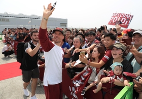 神戸空港で開かれたイベントでサポーターと交流するルーカス・ポドルスキ選手＝６日午前、神戸市中央区（撮影・小林良多）