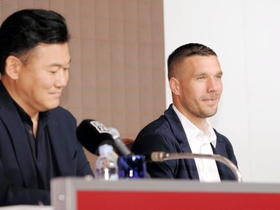 三木谷浩史氏と記者会見に臨むポドルスキ選手＝６日午後、神戸市中央区（撮影・吉田敦史）