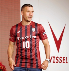 ヴィッセル神戸のユニホームを着たポドルスキ選手＝６日午後、神戸市中央区（撮影・吉田敦史）